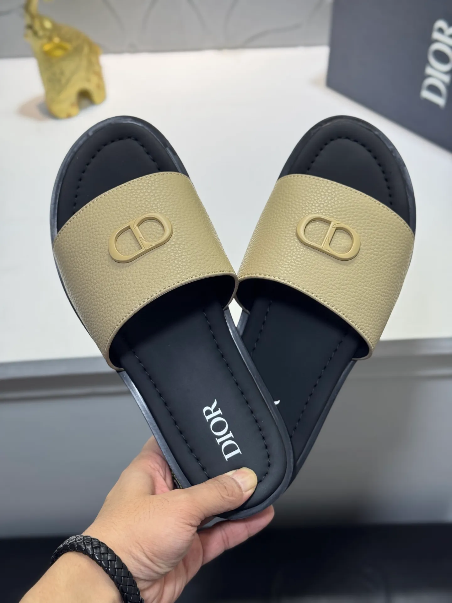 Men's men's shoes 💰320 [New style] 🦇🦇𝐂𝐡𝐫𝐢𝐬𝐭𝐢𝐚𝐧 𝐃𝐢𝐨𝐫 Dior slippers - the latest hot sandals, classic sandals, original replicas, super durable and versatile, cowhide leather with hardware accessories, very comfortable on the feet Look slim and white. Original molded outsole size: 38-44 (.45. Customized